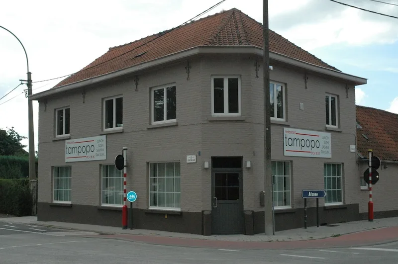 Gevel van restaurant Tampopo op de hoek van de Steenaardestraat in Sint-Denijs-Westrem